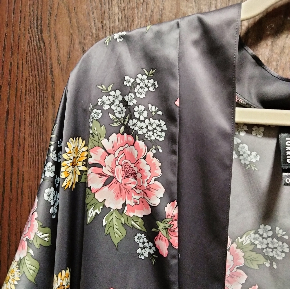 Torrid Satin Floral Kimono - Picture 3 of 10